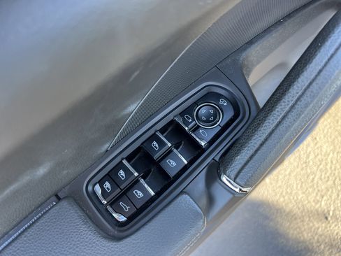 Used 2018 Porsche Cayenne Platinum Edition image 9