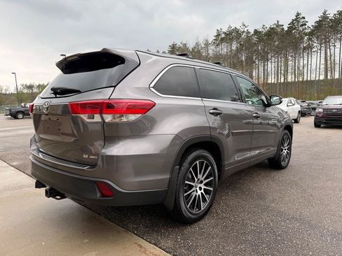 Used 2017 Toyota Highlander SE AWD/4WD image 4