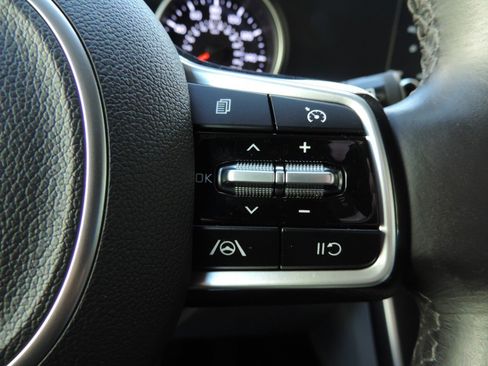 Used 2022 Kia Carnival LX image 26