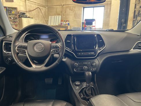 Used 2019 Jeep Cherokee Limited w/ Luxury Group AWD/4WD image 8