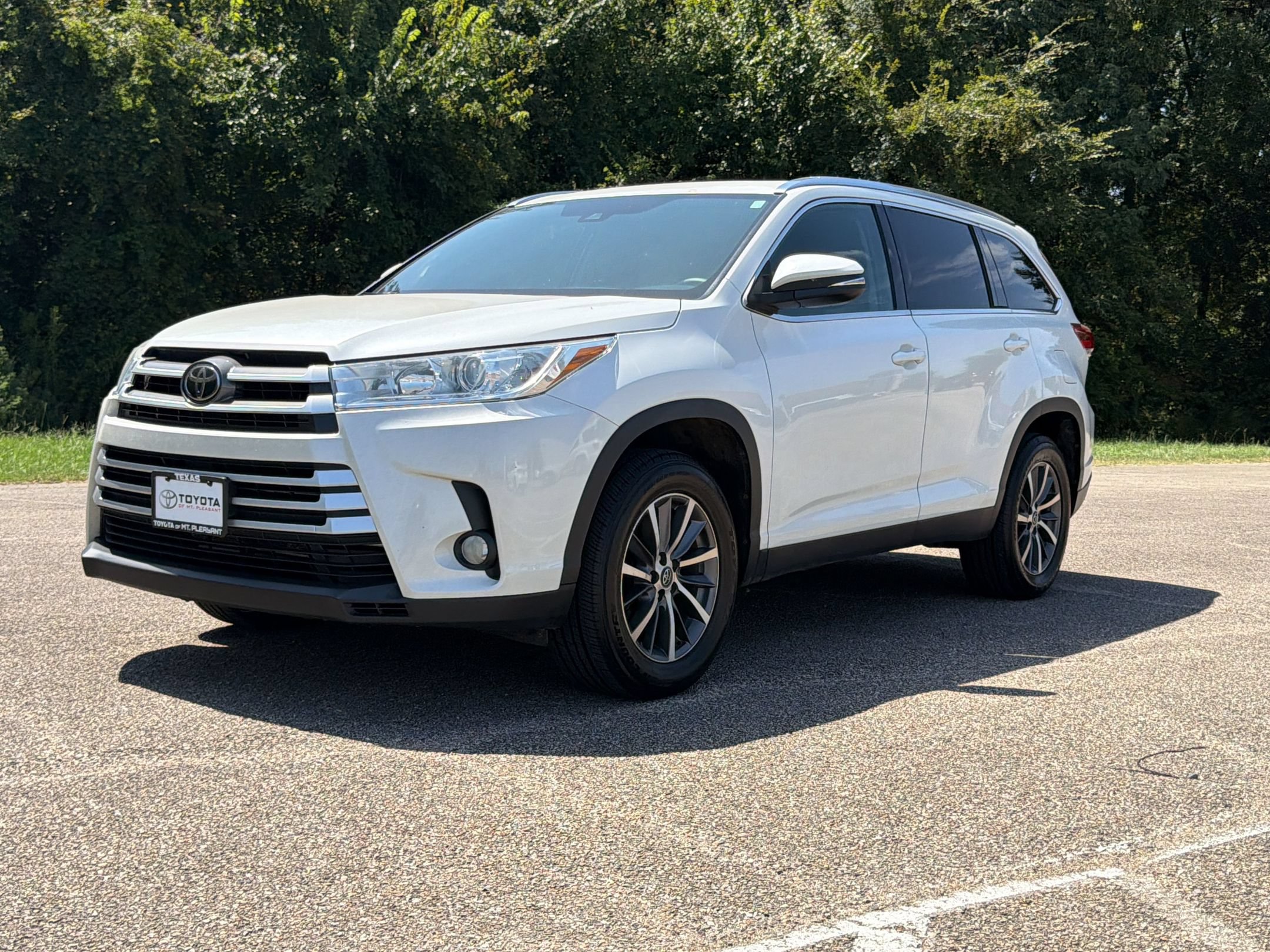 Used 2019 Toyota Highlander XLE FWD image 1