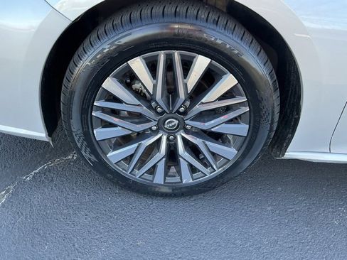 Used 2024 Nissan Altima 2.5 SV image 11