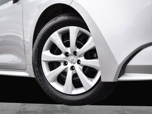 Used 2025 Toyota Corolla LE image 3