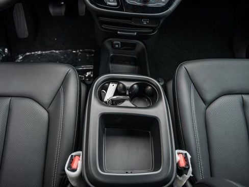 New 2026 Chrysler Pacifica Select image 40