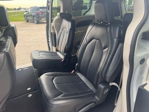 Used 2023 Chrysler Pacifica Touring-L FWD image 23