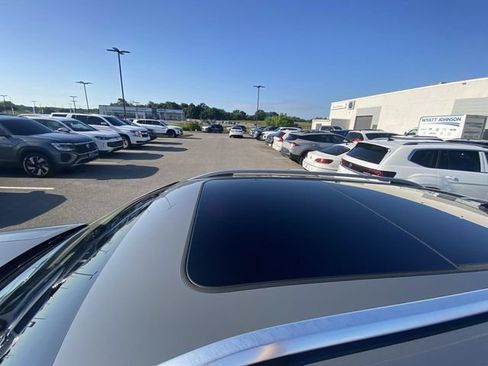 Used 2024 Volkswagen Taos SE w/ Panoramic Sunroof Package AWD/4WD image 4
