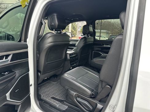Used 2024 Jeep Wagoneer Series III image 19