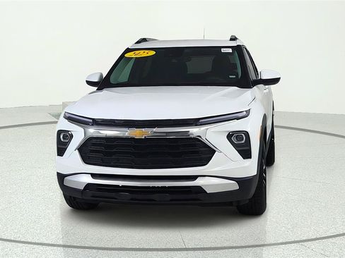 Used 2025 Chevrolet TrailBlazer LT FWD image 2