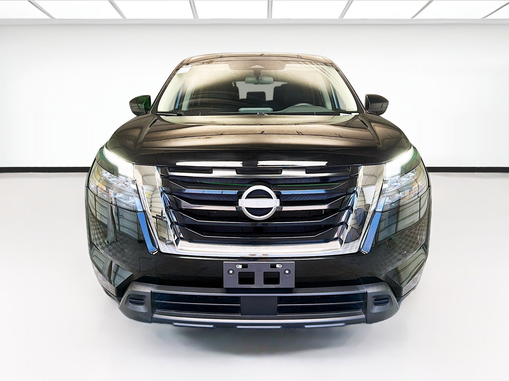 Used 2025 Nissan Pathfinder S FWD image 2