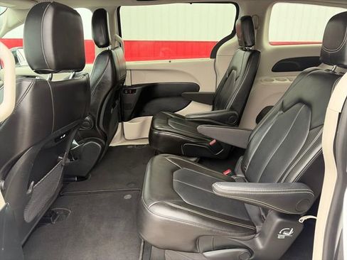 Used 2024 Chrysler Pacifica Touring-L FWD image 38