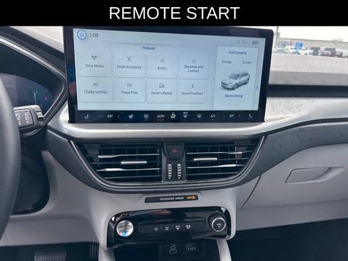 Used 2025 Ford Escape SE FWD image 18