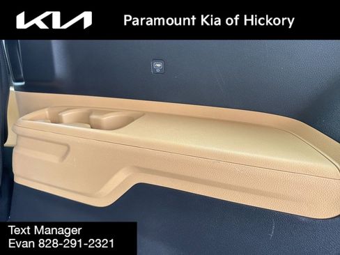 Used 2023 Kia Carnival EX image 15