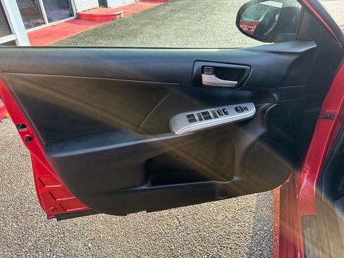 Used 2014 Toyota Camry SE w/ Fleet Convenience Package image 11