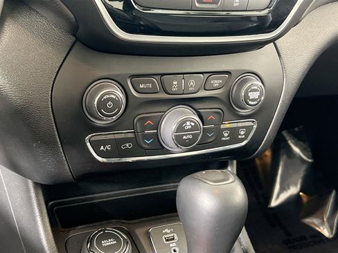 Used 2022 Jeep Cherokee Limited image 15