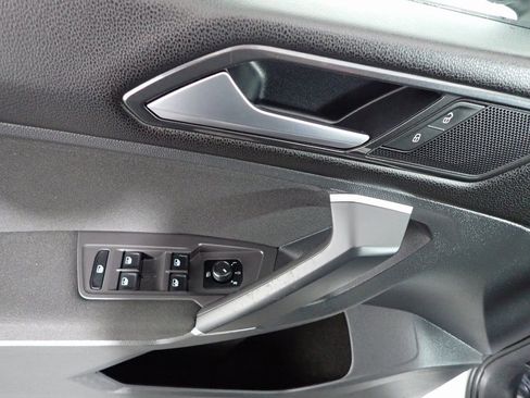 Used 2018 Volkswagen Tiguan S image 22