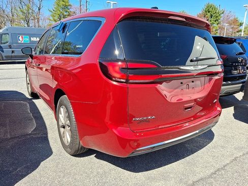 Used 2024 Chrysler Pacifica Touring-L image 4
