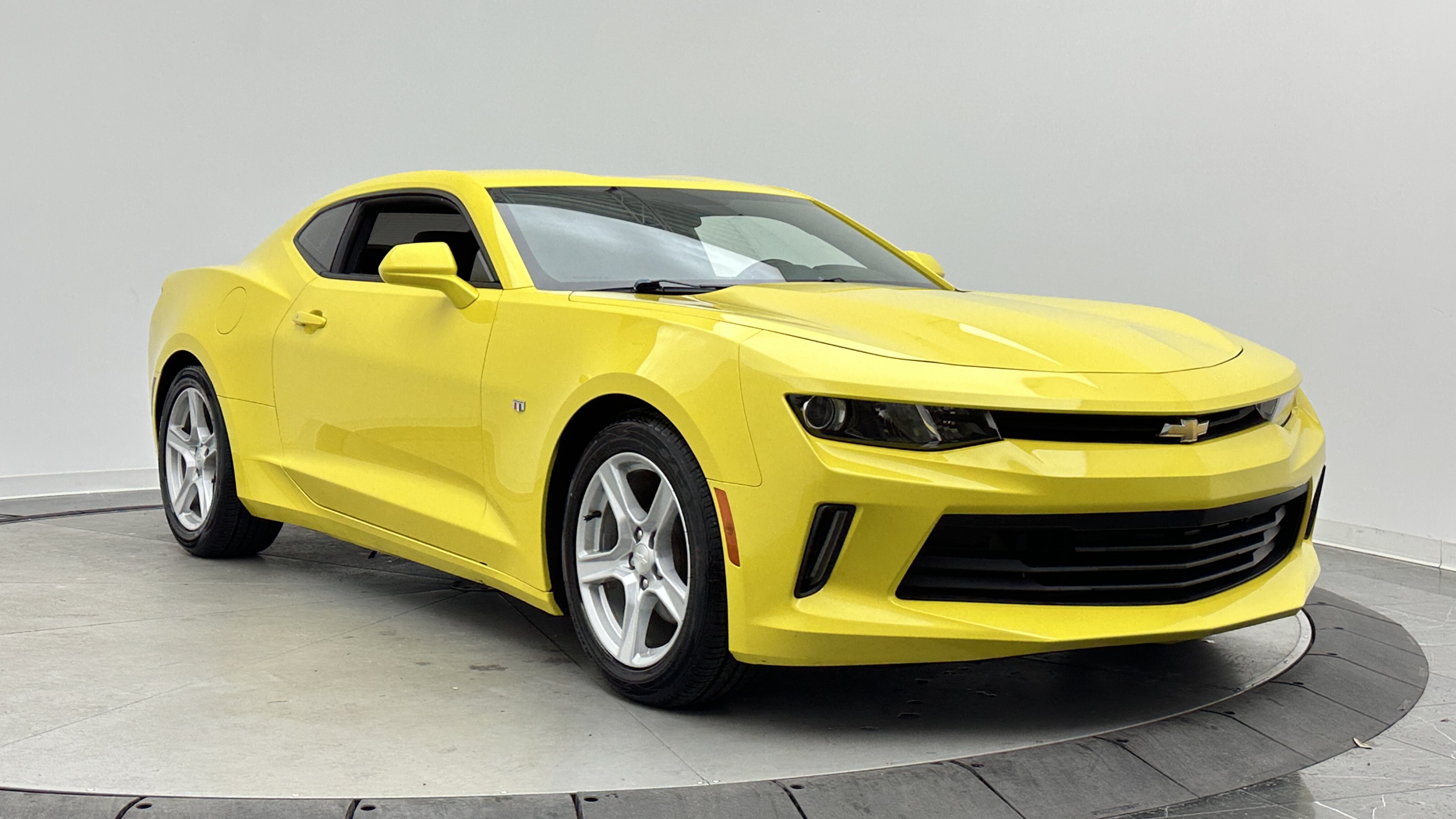 Used 2017 Chevrolet Camaro LT RWD image 3