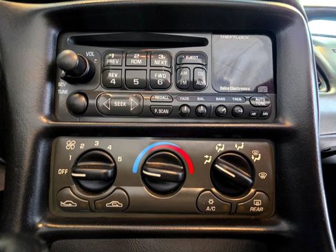 Used 2000 Chevrolet Corvette Convertible RWD image 18