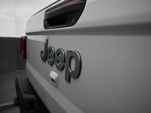 Used 2023 Jeep Gladiator Overland image 16
