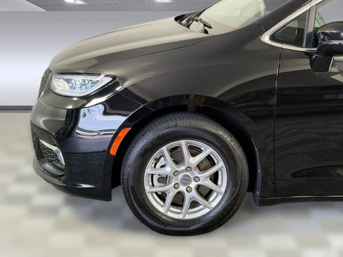 Used 2024 Chrysler Pacifica Touring-L FWD image 11