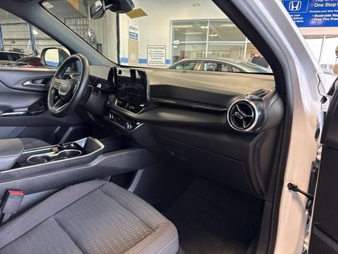 Used 2026 Chevrolet Equinox LT AWD/4WD image 23
