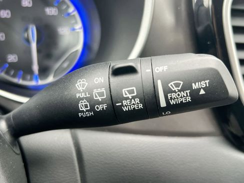 Used 2023 Chrysler Pacifica Touring-L image 25