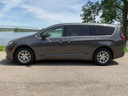 Used 2018 Chrysler Pacifica LX FWD image 2