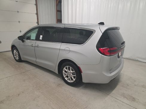 Used 2024 Chrysler Pacifica Touring-L image 3