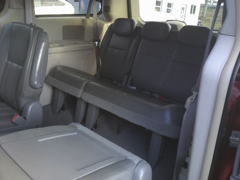 Used 2010 Dodge Grand Caravan SXT FWD image 12