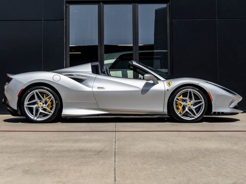 Used 2022 Ferrari F8 Tributo image 11