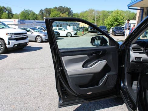 Used 2022 Toyota Highlander LE AWD/4WD image 14
