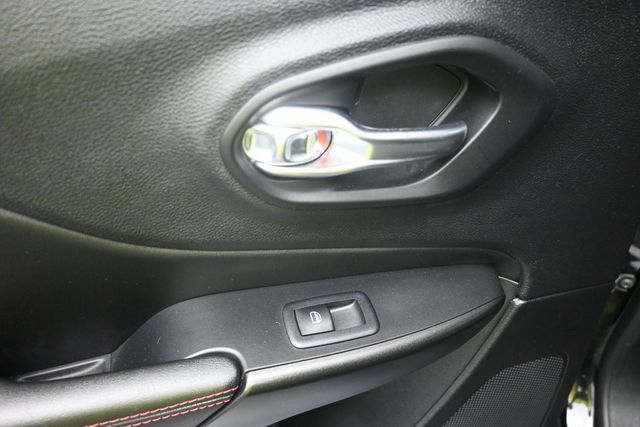 Used 2022 Jeep Cherokee Trailhawk AWD/4WD image 29