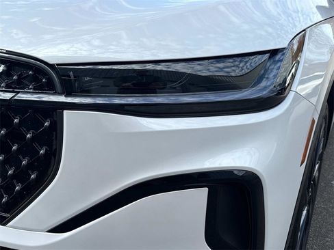 Used 2025 Lincoln Nautilus Reserve w/ Jet Appearance Package image 9