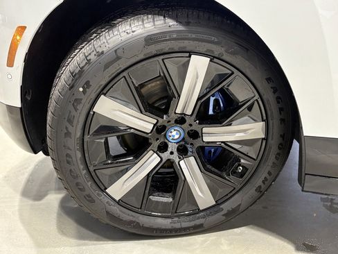 Used 2025 BMW iX xDrive50 w/ Sport Package image 7