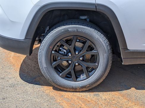 New 2026 Jeep Grand Cherokee 4WD image 9