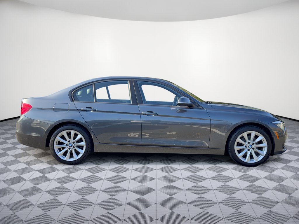 Used 2017 BMW 320i xDrive Sedan AWD/4WD image 8