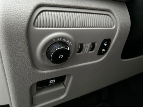 Used 2022 Jeep Wagoneer Series III w/ Rear Seat Video Group 1 image 39