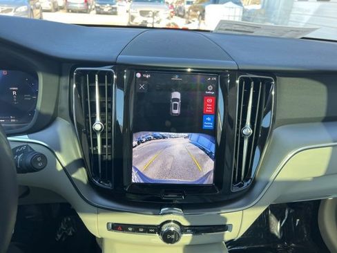 Certified 2025 Volvo XC60 T8 Core image 31