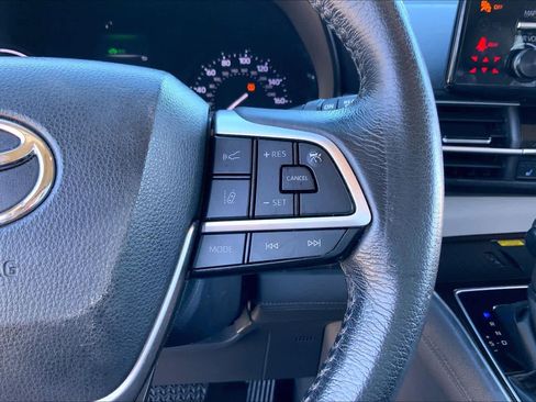 Used 2021 Toyota Sienna XLE image 23