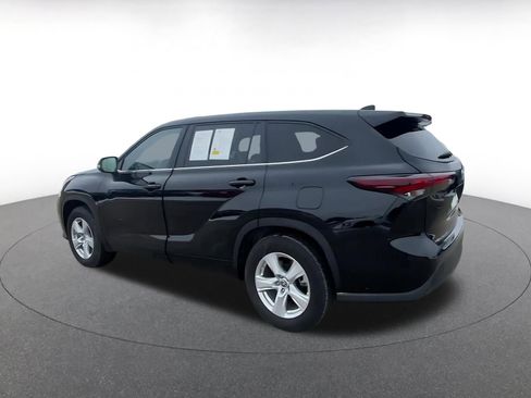 Used 2025 Toyota Highlander LE image 10