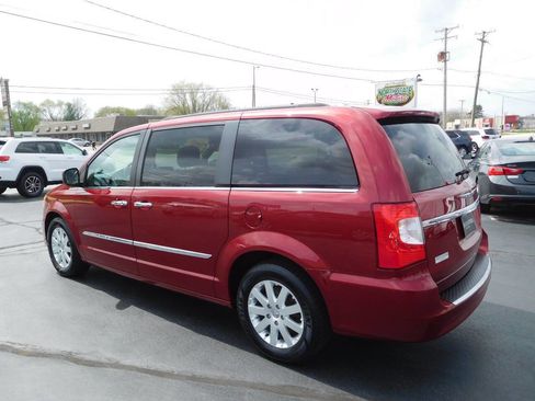 Used 2016 Chrysler Town & Country Touring w/ Driver Convenience Group image 3