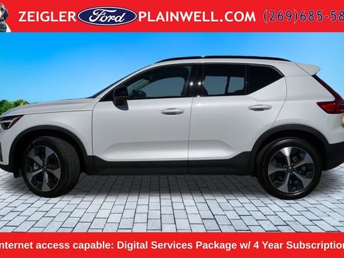 Used 2024 Volvo XC40 B5 Core AWD/4WD image 2