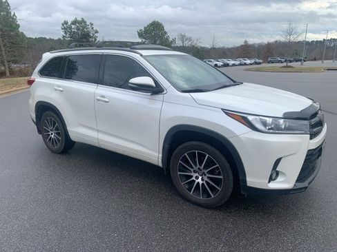 Used 2017 Toyota Highlander SE image 3