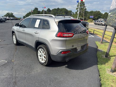 Used 2017 Jeep Cherokee Latitude w/ Cold Weather Group AWD/4WD image 6
