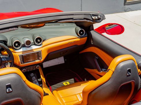 Used 2016 Ferrari California T RWD image 63