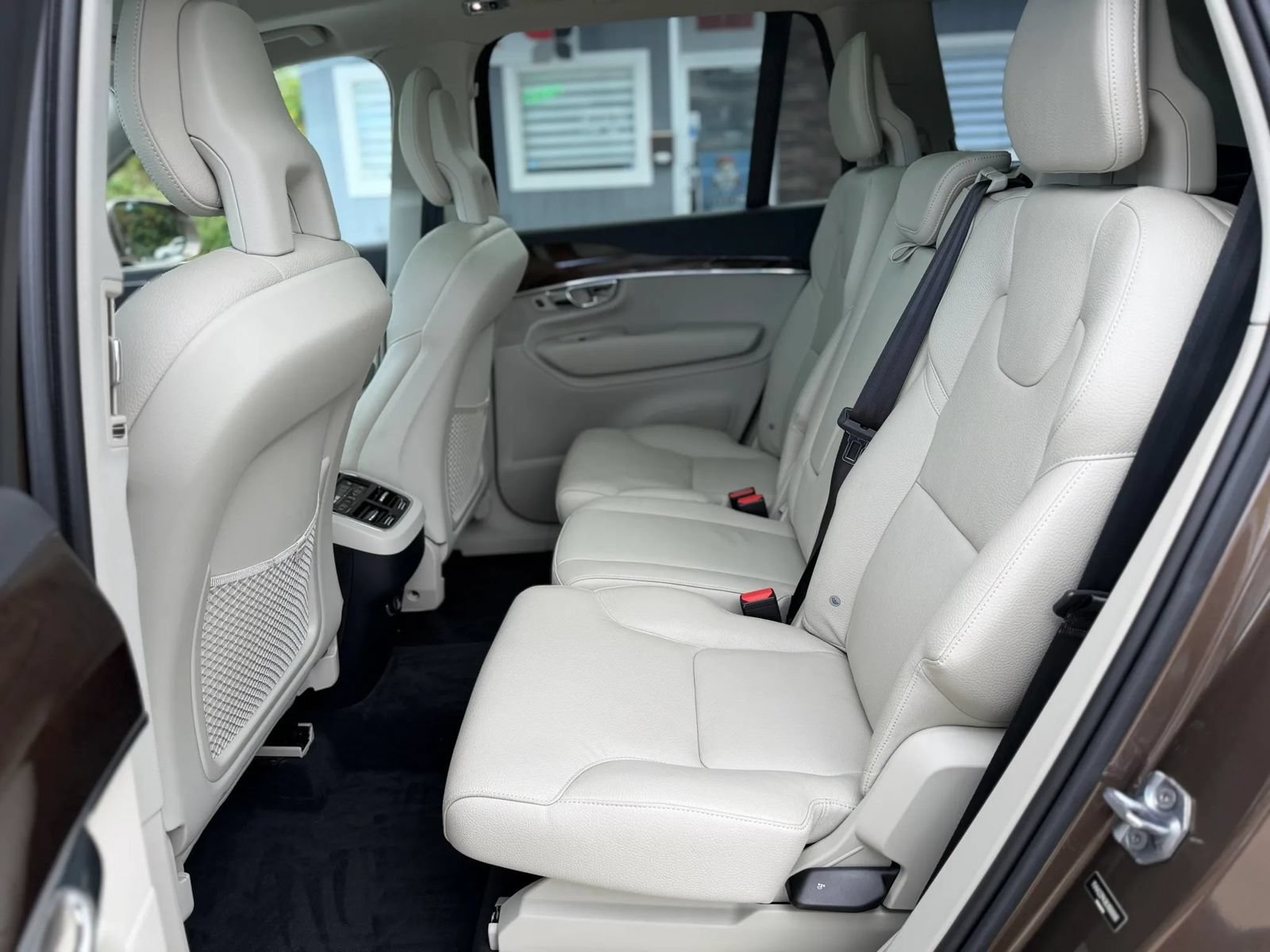 Used 2016 Volvo XC90 T6 Momentum w/ Momentum Plus Package AWD/4WD image 11