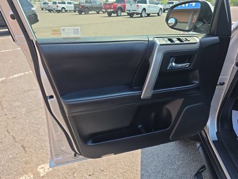 Used 2017 Toyota 4Runner SR5 AWD/4WD image 11