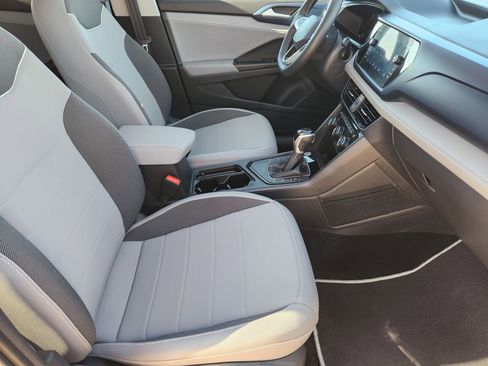 Used 2024 Volkswagen Taos SE image 14