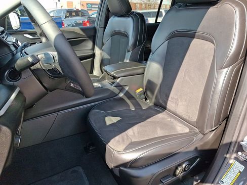 Used 2025 Jeep Grand Cherokee Altitude AWD/4WD image 16