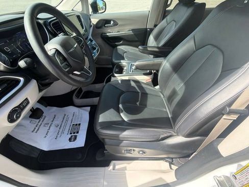 Used 2024 Chrysler Pacifica Touring-L FWD image 21